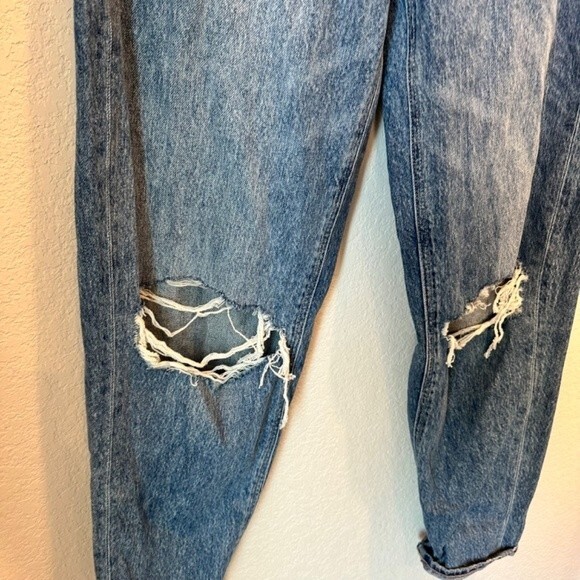 American Eagle Relaxed Mom Jean Distressed High Rise - Size 6 Long - EUC - Picture 2 of 8